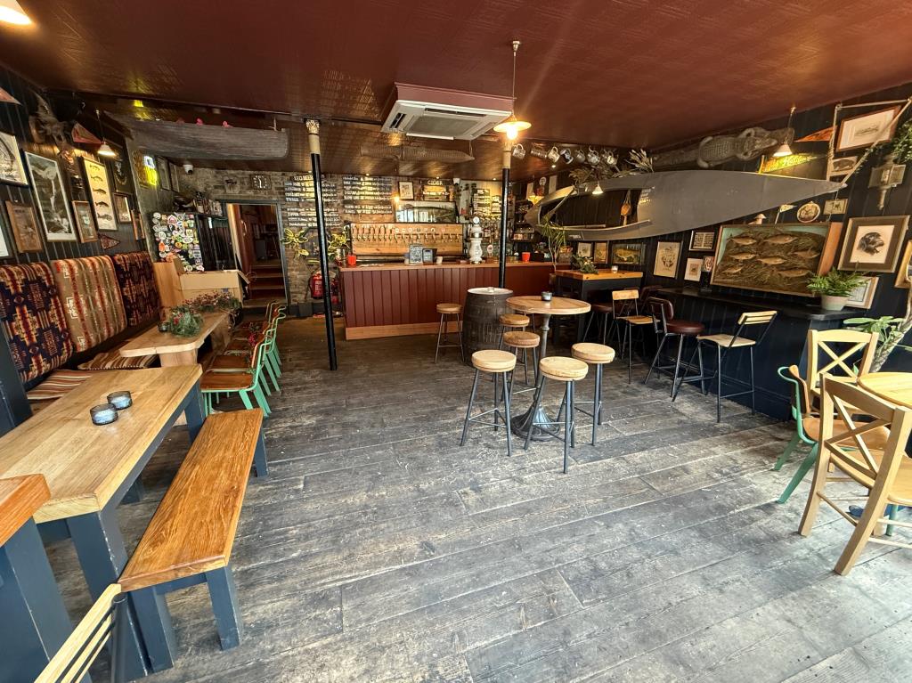 Lot: 44276 - FREEHOLD MIXED USE INVESTMENT - SHOP AND THREE FLATS - Bar and Seating